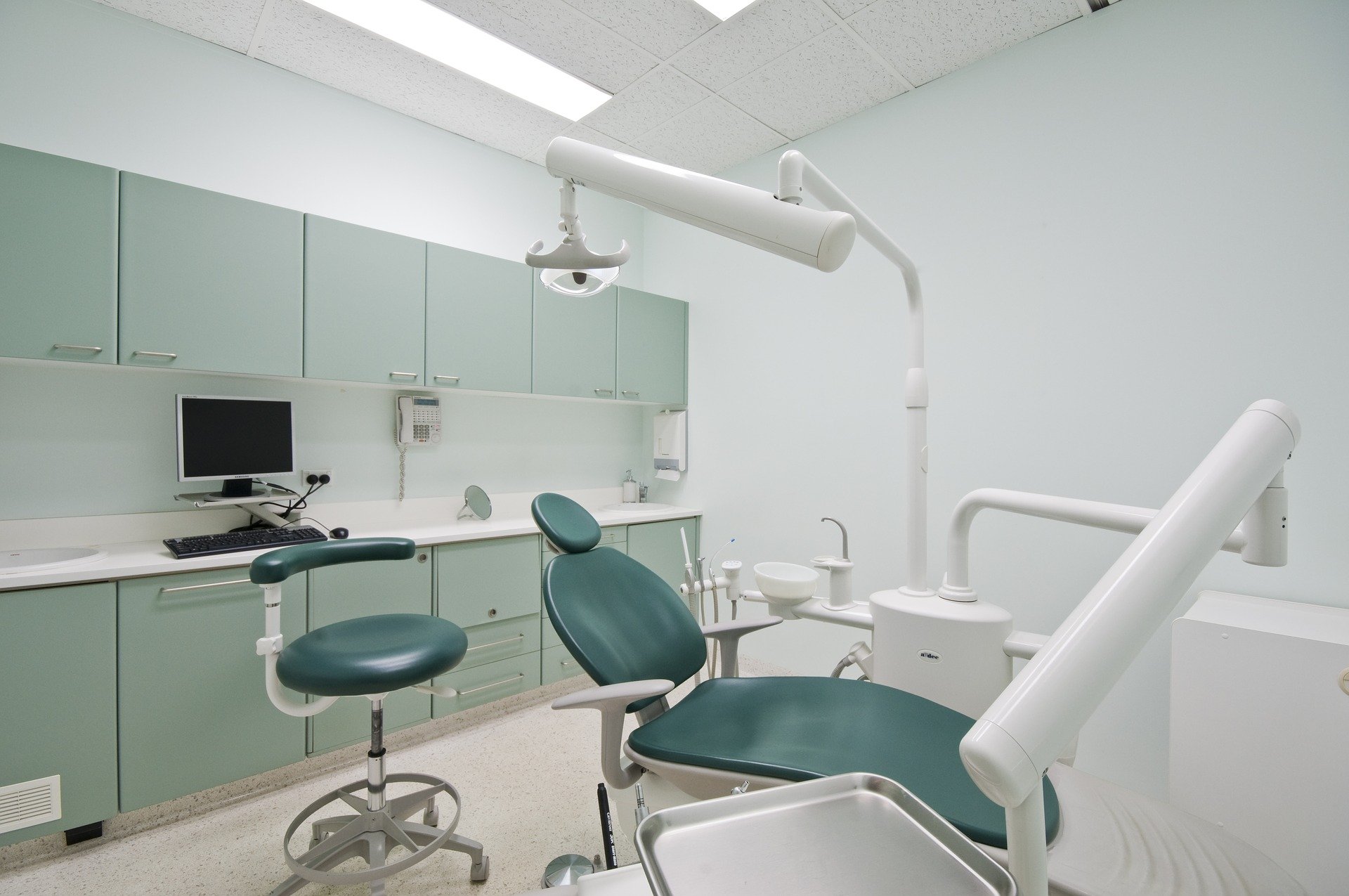 Oświetlenie gabinetu stomatologicznego – jakie wybrać?