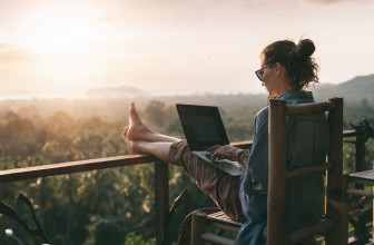 Pourquoi travailler chez soi quand on peut travailler à la Barbade, aux Bermudes ou… au Portugal?
